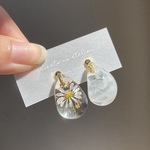 🌼天使の涙 ﾐﾆﾌﾗﾜｰ 白 ( ドライフラワー クリア マーブル ぷっくり ぽってり ホワイト 爽やか いびつ フープ 雫 イヤリング ピアス )