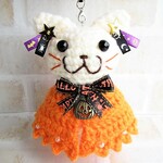 ハロウィン☆2021～かぼちゃ色のマントの猫さん【白猫・黒リボン】ストラップ
