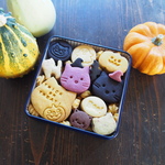 「ねこたちのハロウィン♪クッキー缶」（M）【期間限定缶】
