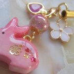 ◇579　桜色　🌸うさぎとお花のストラップ🐇（イヤホンジャック）