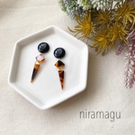 ブラックカボションとべっ甲パーツのピアス