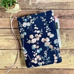 《新作》A5サイズ手帳カバー【花柄ネイビー】ほぼ日手帳カバー (カズンサイズ)