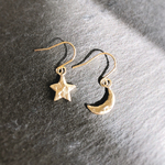 揺れる星と月ピアス(真鍮)