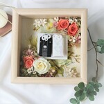 結婚祝い【marie　マリエ】 秋色オレンジ系とイエロー系のバラを使用プリザーブドアレンジ　夫婦お守り付き　ウエディング　フレームアレンジ　結婚祝いのプレゼント　結婚ギフト　華大路　プチキャンローズ