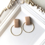 スキンカラーのカボションとキラキラサークルリングの大ぶりピアス/イヤリング　アンティーク、レトロ、ビンテージ、ベージュ、フープ、