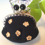 シックな黒のがま口ポーチ♪金色お花でオトナ可愛く！