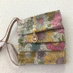 再販⭐ チャーム付き  プリーツマスク　花柄アイボリー（ノーズワイヤー、フィルターポケット付きマスク　不織布マスクカバーにも）