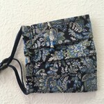 秋冬⭐ チャーム付き  プリーツマスク　ネイビー×レトロヴィンテージ　ペイズリー（ノーズワイヤー、フィルターポケット付きマスク　不織布マスクカバーにも）