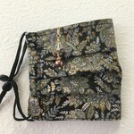 秋冬⭐ チャーム付き  プリーツマスク　ブラック×レトロヴィンテージ　ペイズリー（ノーズワイヤー、フィルターポケット付きマスク　不織布マスクカバーにも）