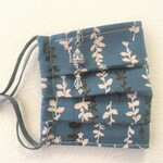 再販⭐ チャーム付き  プリーツマスク　ビエラブルー　ボタニカル柄（ノーズワイヤー、フィルターポケット付きマスク　不織布マスクカバーにも）