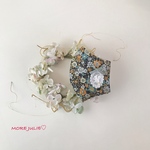 💓LINEN ブラック×フローラルと国産ダブルガーゼで作った立体マスク　リス柄コットンレースモチーフ&アンティークグリーンリボン　ホワイト系ペールオレンジパールビーズのせ　ポケットタイプ