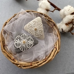 linen lace triangle pin / 三角ぱっちんピン