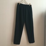 カシミヤウール黒で作ったテーパードパンツ
