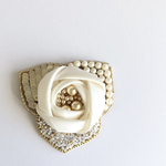白ばらのコサージュ【B】(お花小さめ)/ブローチ/薔薇/ホワイトローズ×金/オートクチュール刺繍/パール/ビーズ刺繍