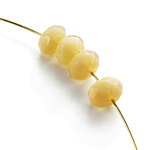 15粒売り　ミルキーベージュカラージェード　ボタンカット4×4×2mm