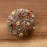 刺繍くるみボタン（ヘアゴム/ブローチ）