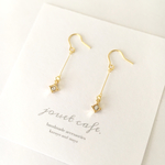 ダイヤチャームの華奢ピアス