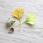 銀杏の葉っぱのブローチとぎんなんのピンバッジ　3点セット