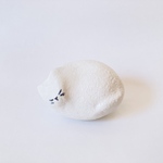 眠る猫の置物　白マット釉　陶器