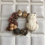 陶器　猫とどんぐりのブローチ