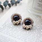 ビーズ刺繍＊小さなお花*ブラック×パールピアス