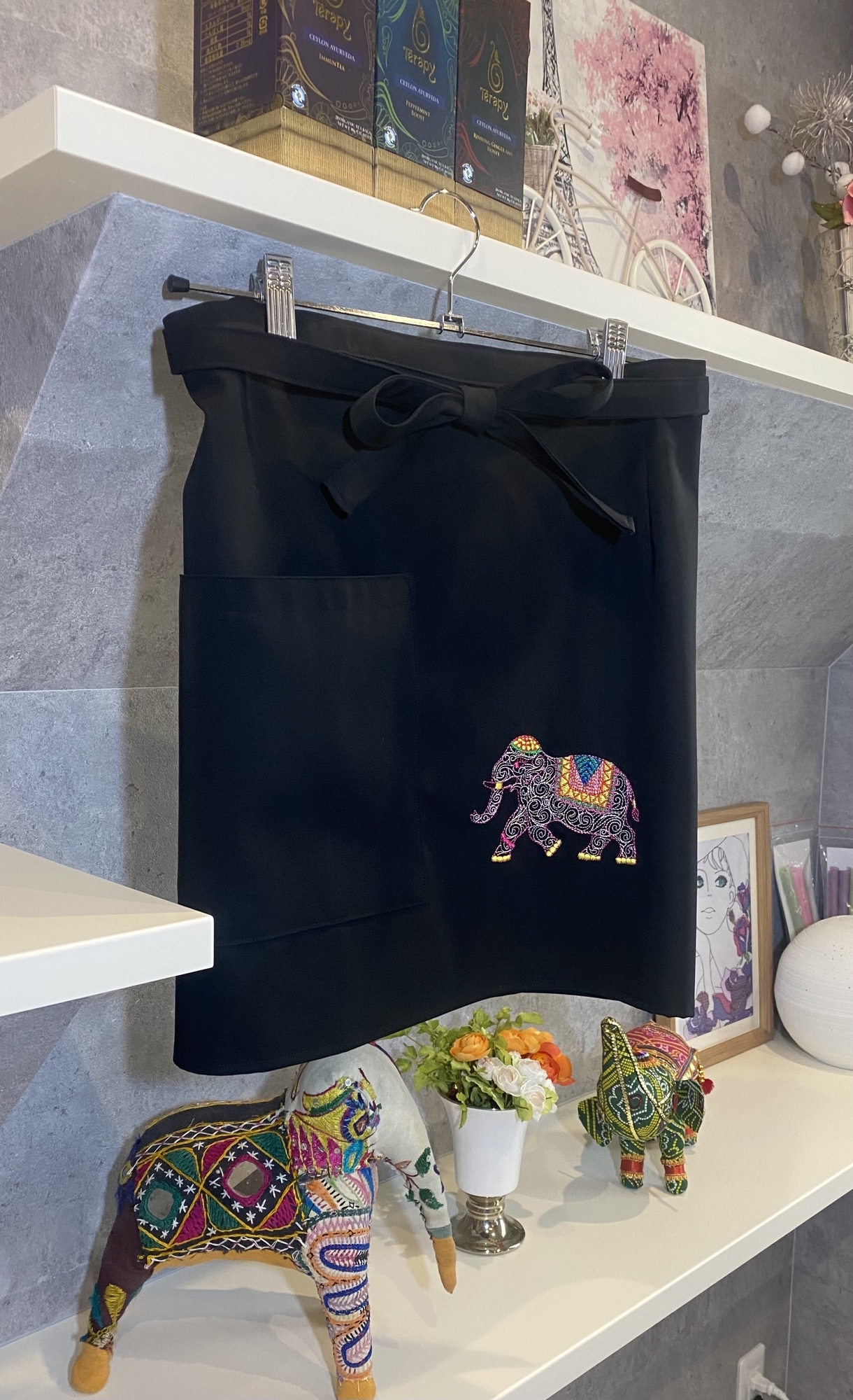 闘魚の刺繍オーバーエプロン