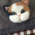 羊毛フエルト 三毛猫のブローチ