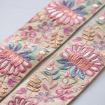 インド刺繍リボンᢂシルクフラワーリボン【ピンク/ベージュ】刺繍リボン 刺繍リボン トリム ブレード ジャガードリボン チロリアンテープ レース チュールレース