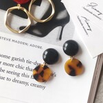 再販☆ドイツ製14mm ブラックカボション×べっこうプレートのシンプルピアス＊イヤリング＊秋/チタン/樹脂