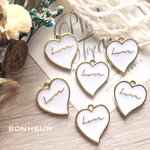 A1075【送料無料】プレートチャーム  ハート  Loveロゴ入り 2pcs