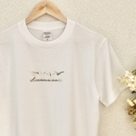 寄り添うシマエナガのプリントTシャツ　オフホワイト