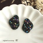 いびつなビーズ刺繍耳飾り❇ ピアス／イヤリング 【アレルギー対応】 タマムシ 玉虫 個性的