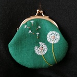 綿毛の手刺繍がま口丸型みどり