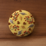 刺繍くるみボタン（ヘアゴム/ブローチ）