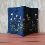 　スモーキーカラーの庭刺繡、藍色の文庫本サイズブックカバー