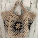 たっぷりサイズのモチーフ編みバッグ