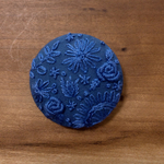 刺繍くるみボタン（ヘアゴム/ブローチ）