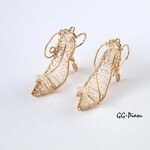 ガラスの靴 のような ぐるぐる ピアス ／ ゴールド ・ サージカルステンレス