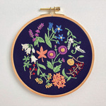 刺繍　ファブリックパネル　秋色に染まる野花ー　植物　(ネイビー×紫)(M)