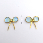空色のワイヤーリボンピアス