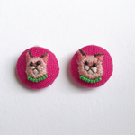 猫刺繍のイヤリング　トンキニーズ(ベージュ)×ピンク