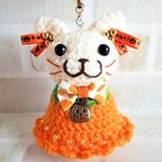 ハロウィン☆2021～かぼちゃ色のワンピの猫さん【白猫・かぼちゃ柄リボン】ストラップ