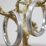 『mo𐊋ume』木目 結婚指輪 マリッジリング ペアリング 2本セット (プラチナ or ゴールド)( ナチュラルな光沢仕上げ ) 結婚指輪のオーロ
