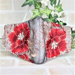 大きな真っ赤な薔薇が刺繍してあるチュールレースがゴージャスなエレガントで素敵なマスク