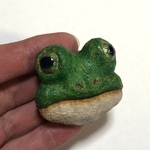 木彫のカエルのブローチ