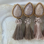 ビーズ刺繍グレーベージュタッセルピアス