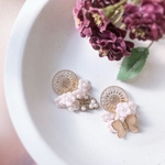 .｡.:✽ 野花とチョウ ✽.｡.:* チェコガラスボタン イヤリング・ピアス