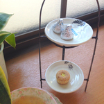 豆皿ハイティースタンド2段（幸運のシダ植物の花)