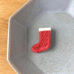 ［新作・受注制作］アラン編み靴下の刺繍ブローチ（red）