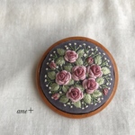 ピンクの薔薇の花束を 刺繍木枠ブローチ
